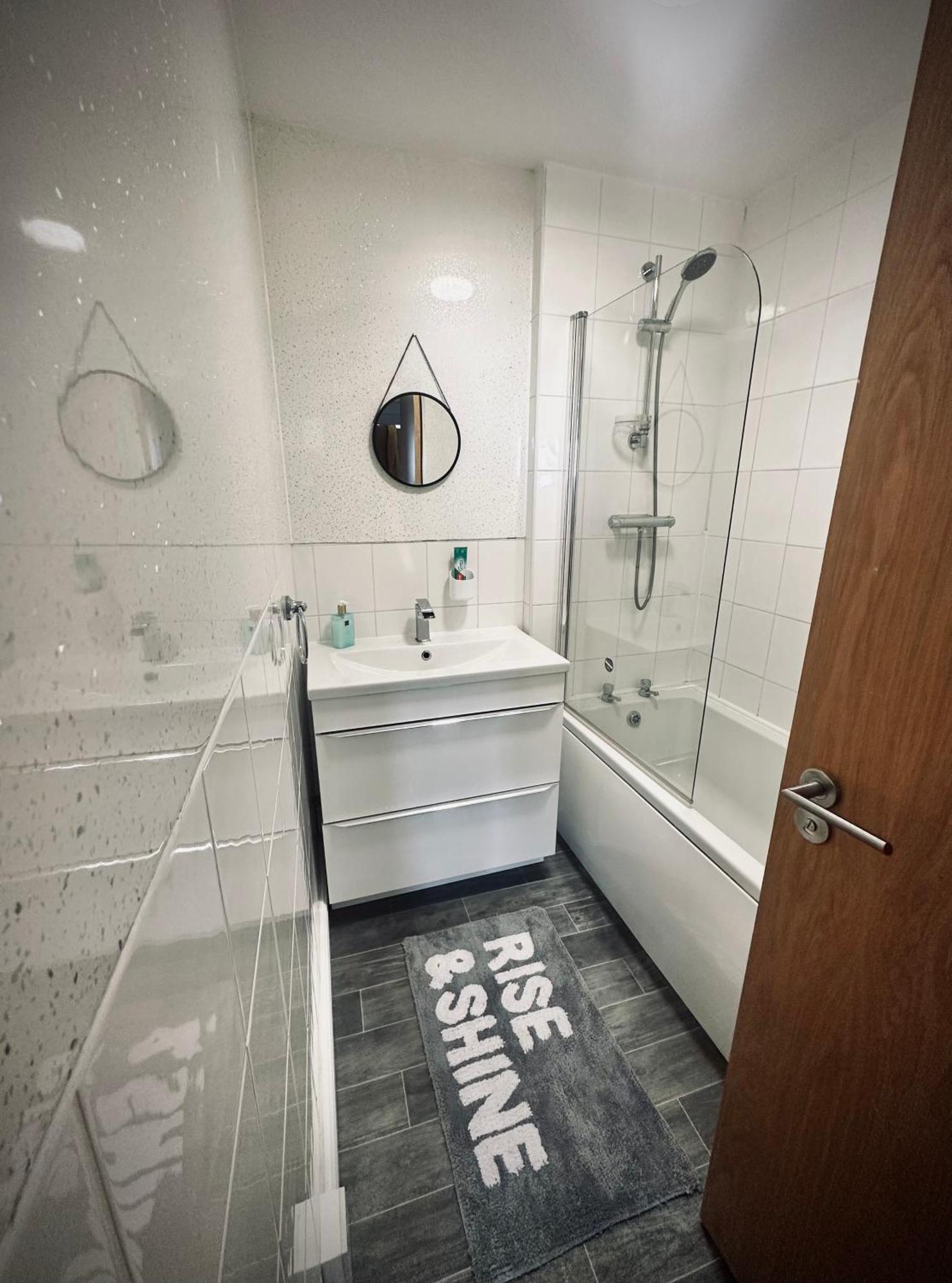 Unique View Of Anfield Stadium - Charming 2 Bedroom Apartment In Liverpool With Parking Exteriér fotografie